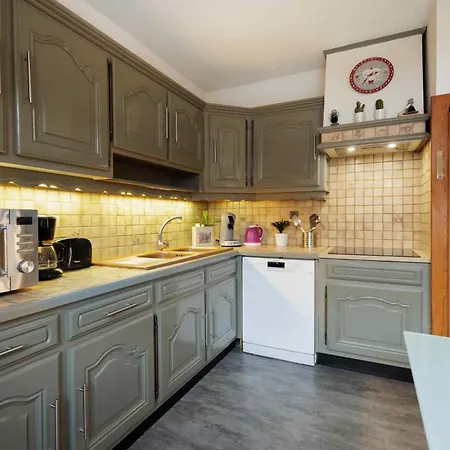 Holiday home Maison 3 Etoiles Entre Pistes Et Centre-ville, Billiard, Ping-pong, Ps3, Cheminee, Bbq, Animaux Admis *