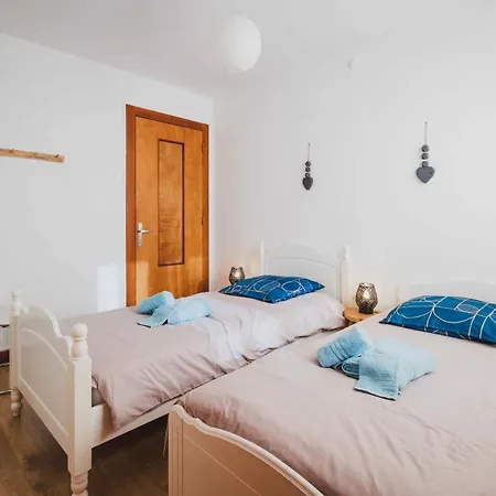 Prázdninový dům Maison 3 Etoiles Entre Pistes Et Centre-ville, Billiard, Ping-pong, Ps3, Cheminee, Bbq, Animaux Admis