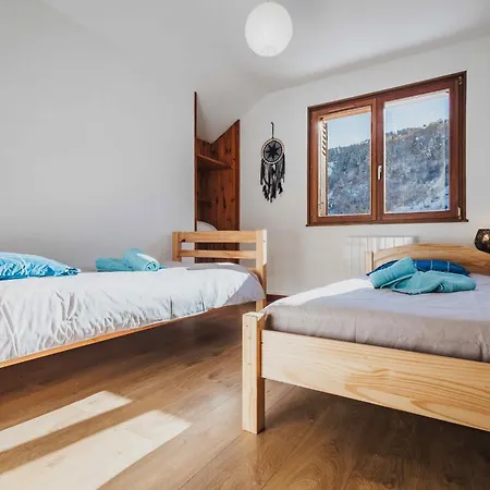 Prázdninový dům Maison 3 Etoiles Entre Pistes Et Centre-ville, Billiard, Ping-pong, Ps3, Cheminee, Bbq, Animaux Admis *