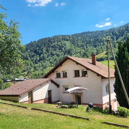 Prázdninový dům Maison 3 Etoiles Entre Pistes Et Centre-ville, Billiard, Ping-pong, Ps3, Cheminee, Bbq, Animaux Admis