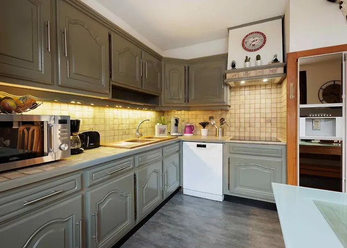 Holiday home Maison 3 Etoiles Entre Pistes Et Centre-ville, Billiard, Ping-pong, Ps3, Cheminee, Bbq, Animaux Admis *